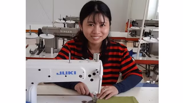 Từ một cô gái nghèo mắc chứng khiếm thính, Phạm Thị Cẩm Lệ học nghề may công nghiệp và có tay nghề khá, được giữ lại làm việc tại trung tâm.