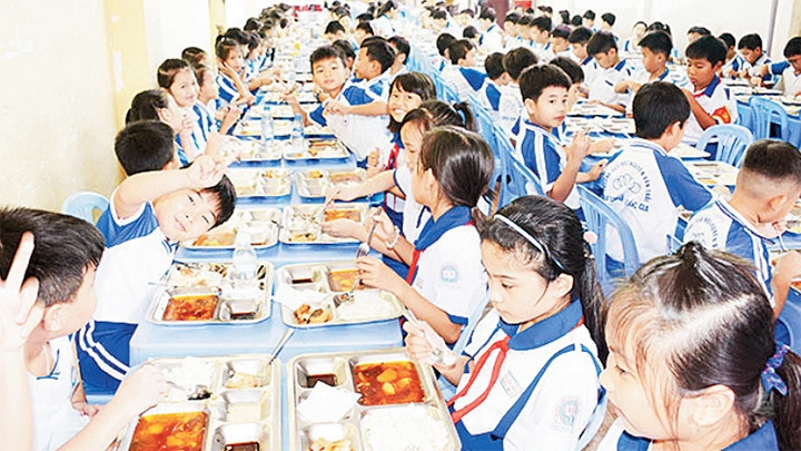 Học sinh lớp 2 bán trú Trường tiểu học Nguyễn Hữu Huân (quận Bình Tân) trong giờ ăn trưa.
