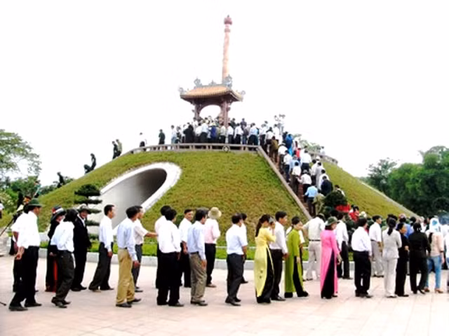 Dòng người bất tận thăm Thành cổ Quảng Trị.