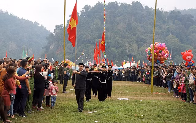 Các xã rước mâm lễ cầu mùa tại lễ hội lồng tồng Ba Bể.