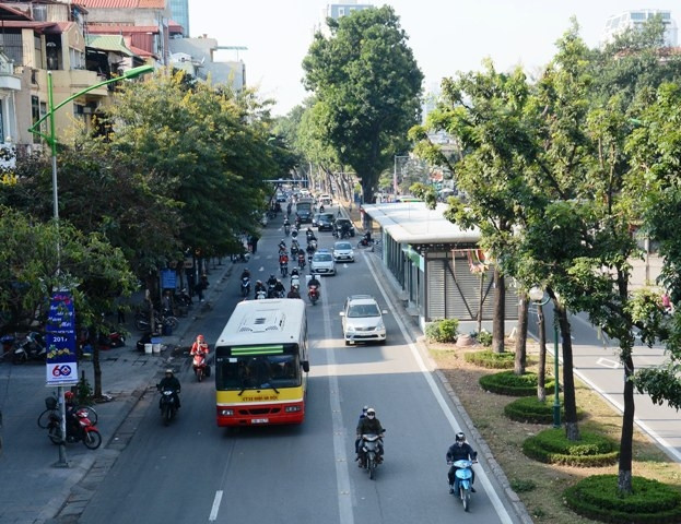 Xe buýt thường sẽ kết nối với xe buýt nhanh, tăng hiệu quả hệ thống vận tải hành khách công cộng.