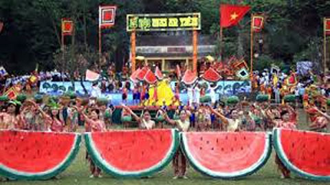 Tái hiện sự tích quả dưa hấu trong lễ hội Mai An Tiêm.
