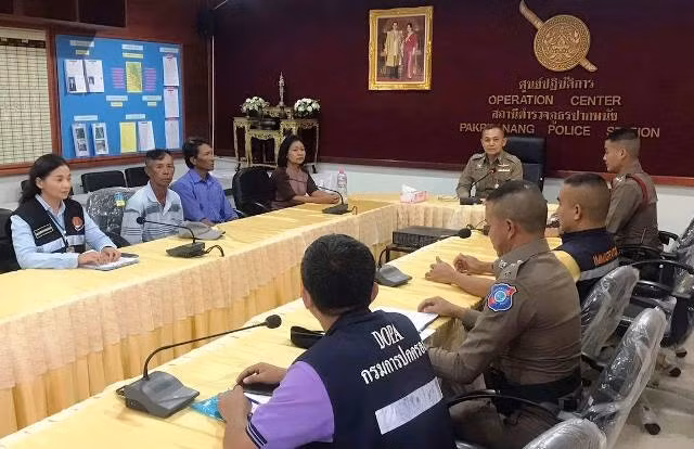 Cảnh sát Thái-lan bàn giao hai ngư dân cho Đại sứ quán Việt Nam.