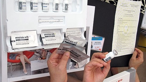 Kiểm tra các sản phẩm tại cơ sở quảng bá dịch vụ làm đẹp bằng tế bào gốc. (Ảnh: nld.com.vn)