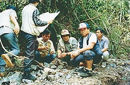 Các nhà địa chất Liên đoàn INTERGEO và Cục Mỏ - Đại chất CHDCND Lào thi công đề án điều tra khoáng sản và lập bản đồ 