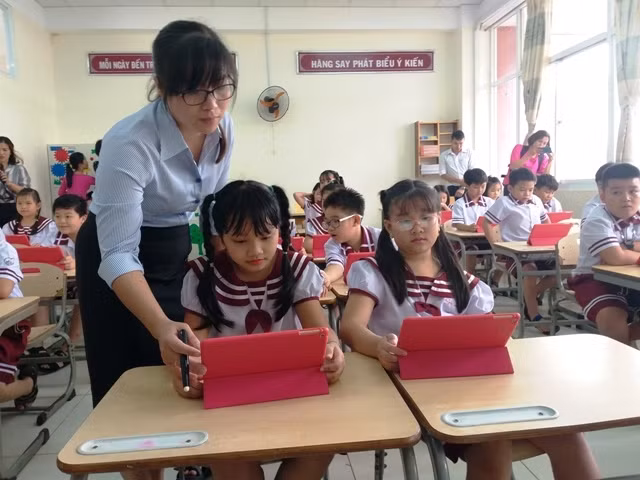 Giải pháp giáo dục thông minh SmartEdu được thử nghiệm tại Trường tiểu học, THCS, THPT Ngô Thời Nhiệm (Bình Dương).