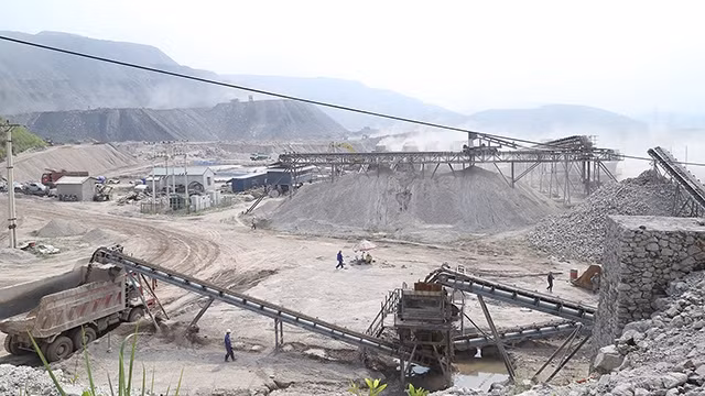 Nhiều doanh nghiệp hướng đến những dây chuyền sản xuất cát nhân tạo hiện đại.