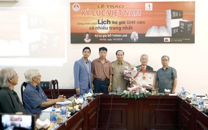 Trao Kỷ lục Việt Nam sách có nhiều trang nhất cho cuốn "Lịch sử thế giới 3.240 năm" của tác gải Đỗ Thành Lam.