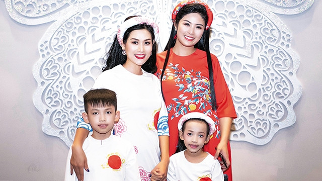 Ngọc Hân (bên phải) cùng một số mẫu trong bộ sưu tập “Cổ tích Việt Nam”.