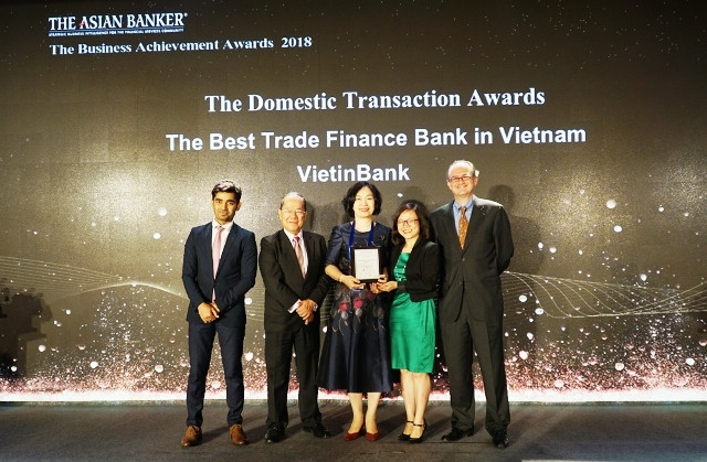 Hai đại diện của VietinBank là ông Trần Công Quỳnh Lân và bà Trần Thị Minh Đức (đứng giữa) nhận Giải Thưởng “Chương trình đổi mới Core Banking tốt nhất” từ The Asian Banker. Lần thứ hai liên tiếp Viet