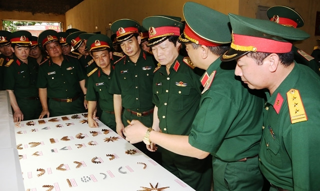 Đại tướng Ngô Xuân Lịch cùng Đoàn công tác của Bộ Quốc phòng đi thăm và kiểm tra các dây chuyền sản xuất của Nhà máy Z113(Tổng cục Công nghiệp Quốc phòng).