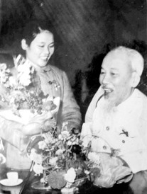 Anh hùng Nguyễn Thị Kim Huế
vinh dự tặng hoa Bác Hồ.