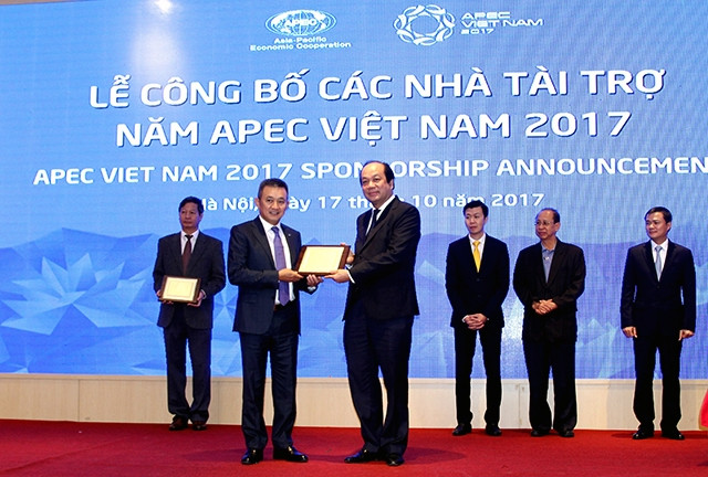 Tổng Giám đốc VNA Dương Trí Thành (người bên trái) nhận kỷ niệm chương ghi danh Nhà tài trợ đặc biệt APEC 2017.