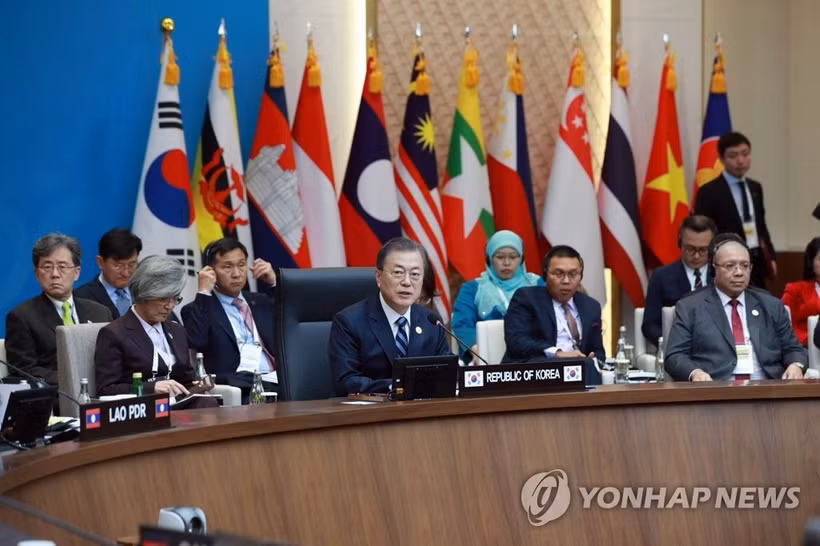  Tổng thống Hàn Quốc Moon Jae-in phát biểu tại phiên họp thứ nhất của Hội nghị cấp cao kỷ niệm 30 năm Quan hệ đối thoại ASEAN-Hàn Quốc (Ảnh: YONHAP)