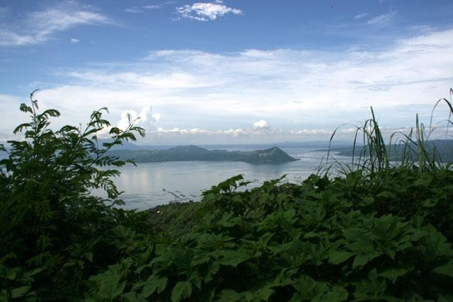 Dãy núi có ngọn núi lửa và hồ nước bên trong.