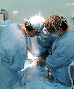 Các tổ chức quốc tế hỗ trợ phẫu thuật hở hàm ếch cho trẻ khuyết tật.