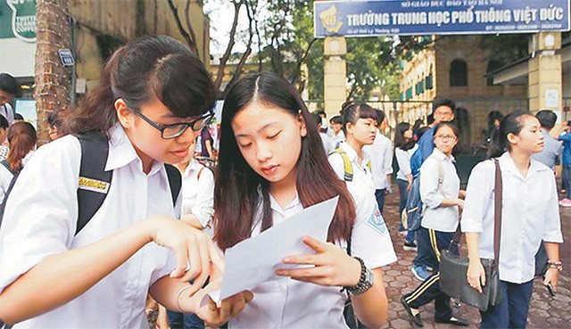 Học sinh trao đổi bài sau khi kết thúc môn thi tại kỳ thi tuyển sinh lớp 10 năm học 2017 - 2018.