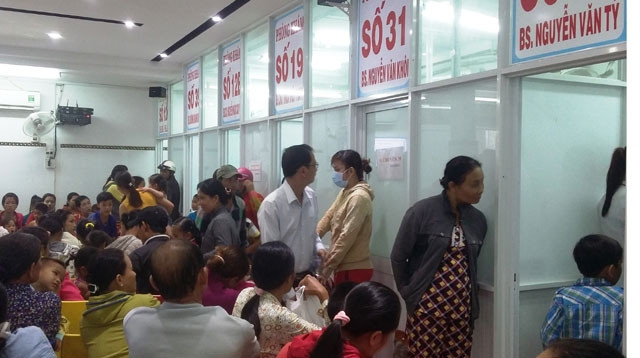 Người dân đến khám tại Phòng khám đa khoa Phương Nam.