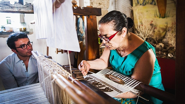 Nghệ nhân Chiara Vigo dệt vải từ tơ biển. Ảnh: MAX PARADISO