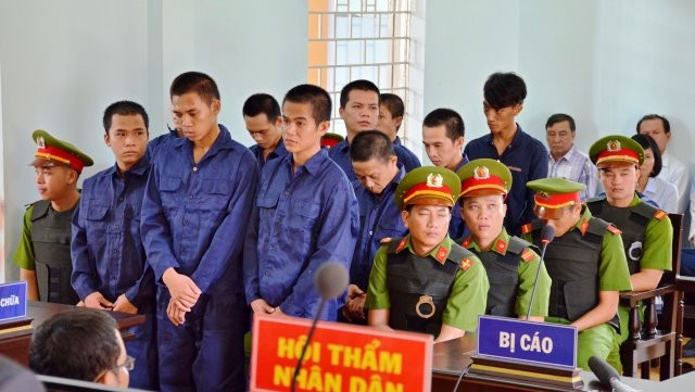 Mười bị cáo tại phiên tòa sơ thẩm xét xử hành vi phạm tội “Gây rối trật tự công cộng”.