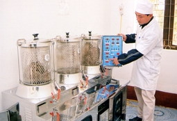 Bệnh viện Hương Sơn (Hà Tĩnh) đầu tư hơn 500 triệu đồng lắp đặt một máy sắc thuốc đông y tự động.