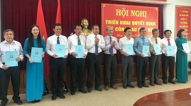 Đồng chí Nguyễn Phú Cường trao quyết định cho các cán bộ được điều động.