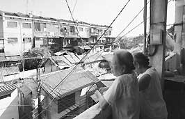 Khu tập thể Kim Liên (Đống Đa) xây dựng
cách đây gần 50 năm, được thành phố đưa
vào kế hoạch cải tạo.