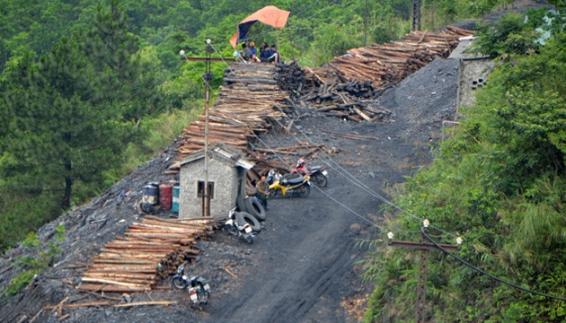 Hiện trường khu vực cửa lò nơi xảy ra vụ tai nạn làm hai công nhân tử vong.