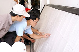 Các thí sinh xem điểm tuyển sinh.