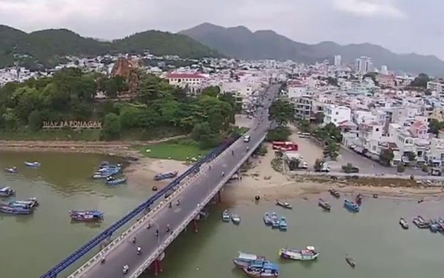 Tháp Bà Ponagar, cầu Xóm Bóng và một góc Xóm Bóng.