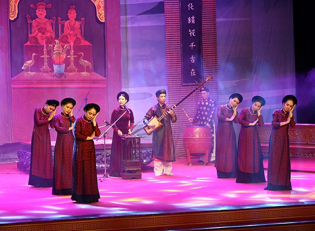 Tiết mục hát múa bỏ bộ của đoàn Hải Phòng tại Liên hoan ca trù toàn quốc năm 2018.