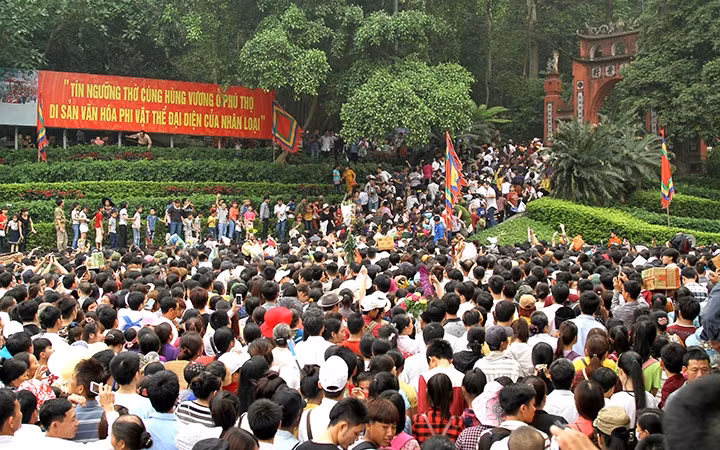Người dân từ khắp nơi hành hương về Đền Hùng (Phú Thọ) để dâng hương tưởng nhớ các Vua Hùng. 
