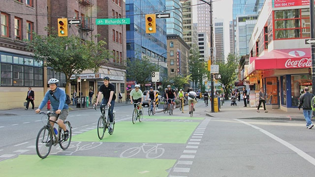 Một làn đường dành cho người đi xe đạp ở New York. Ảnh: NYT