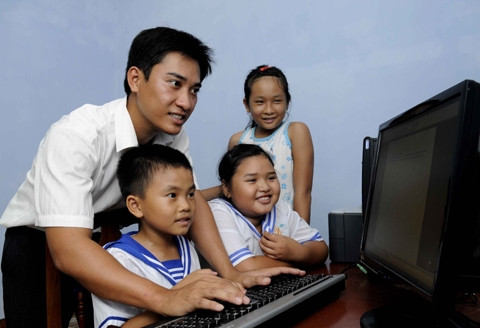 Giờ học vi tính của các em học sinh ở đảo Trường Sa Lớn.