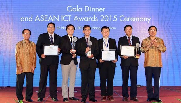 Đại diện các quốc gia nhận giải ở hạng mục Khu vực công.