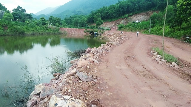 Trong quá trình xây dựng tuyến đường, đơn vị thi công tùy tiện san lấp, đổ đất xuống lòng hồ Núi Cốc.