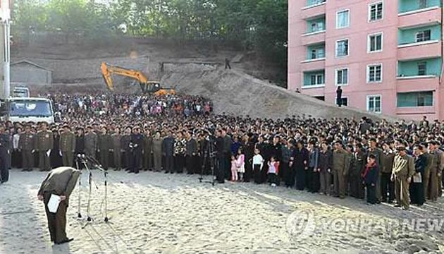 Hình ảnh quan chức cấp cao của chính phủ Triều Tiên chia buồn và xin lỗi các gia đình nạn nhân trong vụ sập nhà trên báo Rodong Sinmun (ảnh: Yonhap)