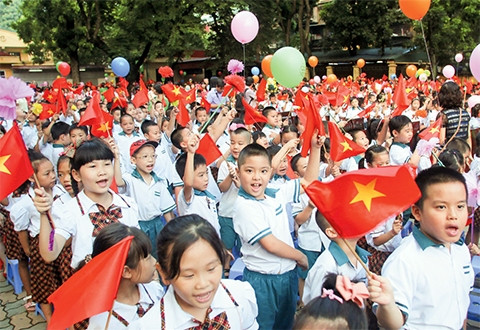 Bên cạnh niềm vui của học sinh ngày khai trường là nỗi lo của phụ huynh về các khoản thu đầu năm học. Ảnh: NGỌC MAI