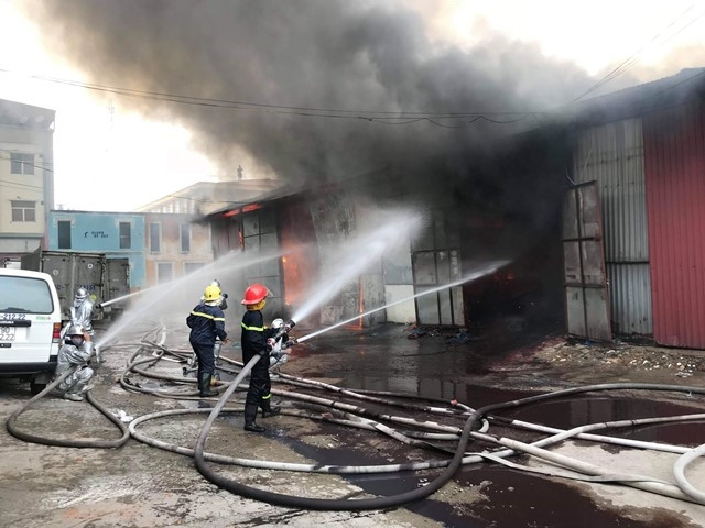 Lực lượng chức năng tiếp cận hiện trường dập lửa.