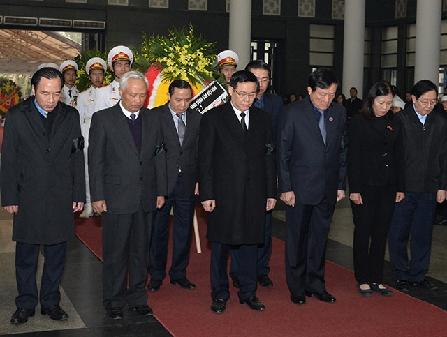 Đoàn đại biểu Ban Chấp hành T.Ư Đảng Cộng sản Việt Nam do đồng chí Vương Đình Huệ, Ủy viên Bộ Chính trị, Phó Thủ tướng Chính phủ dẫn đầu, viếng đồng chí Phạm Hưng.