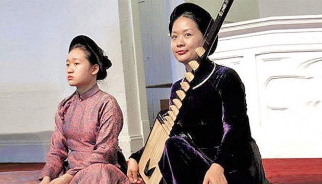 Hai mẹ con đào nương Phạm Thị Huệ và Nguyễn Huệ Phương.