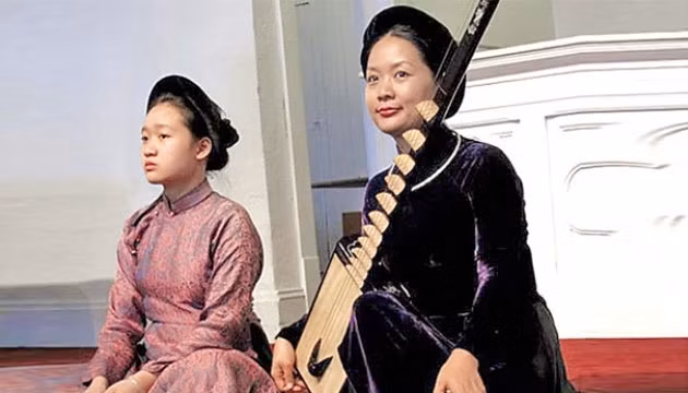 Hai mẹ con đào nương Phạm Thị Huệ và Nguyễn Huệ Phương.