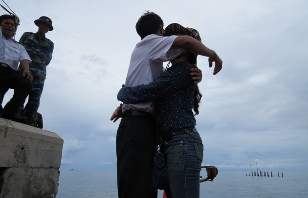  Cái ôm chặt nơi đảo chìm