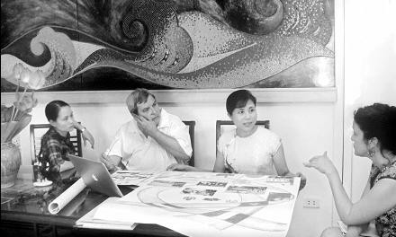 Lãnh đạo thành phố Soa-xi Lơ Roa (Pháp) và tác giả bức tranh trao đổi về bản phác thảo bức tranh gốm.