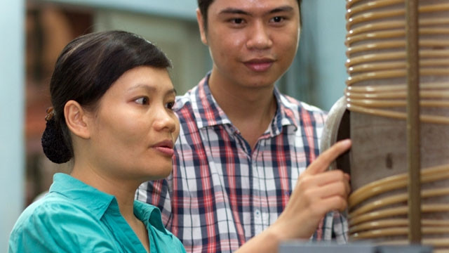 Tiến sĩ Hạnh Thu truyền “lửa” say mê nghiên cứu khoa học cho lớp học trò sau. (Ảnh: ĐỨC THỊNH)