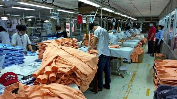 Công nhân may trên dây chuyền sản xuất Chori, chi nhánh của Tập đoàn công nghiệp Toray, Nhật Bản.