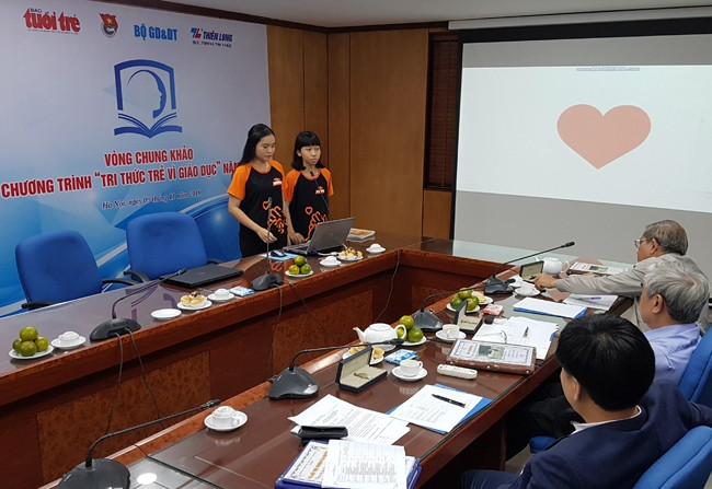 Nhóm nghiên cứu diễn giải công trình trước Hội đồng giám khảo tại chung kết Chương trình “Tri thức trẻ vì giáo dục” năm 2018.