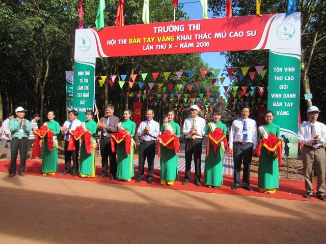 Ban tổ chức cuộc thi cắt băng khai mạc Hội thi Bàn tay vàng năm 2016.