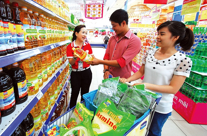Người tiêu dùng mua sắm hàng hóa tại Siêu thị Coop.mart (TP Hồ Chí Minh). Ảnh: HÀ THU