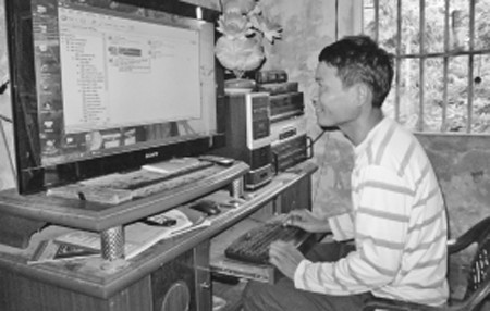 Dù bị khiếm thị, anh Việt vẫn luôn nỗ lực học vi tính, ngoại ngữ, và đã gặt hái được nhiều thành công.